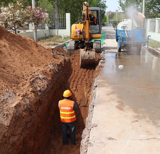 青岛胶州市自来水公司温州路给水工程施工现场 001.jpg