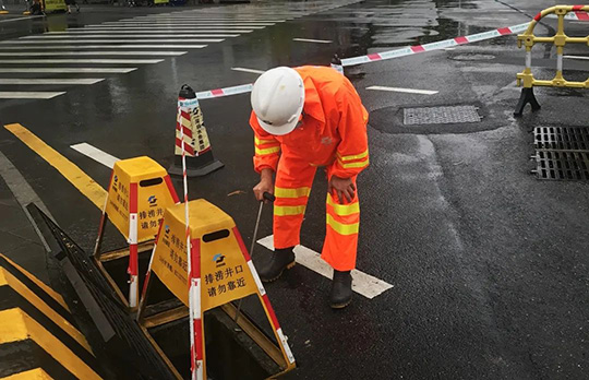 鹽田分公司管網部對中英街鎮內雨水主要管段及排水口開展檢查,確保